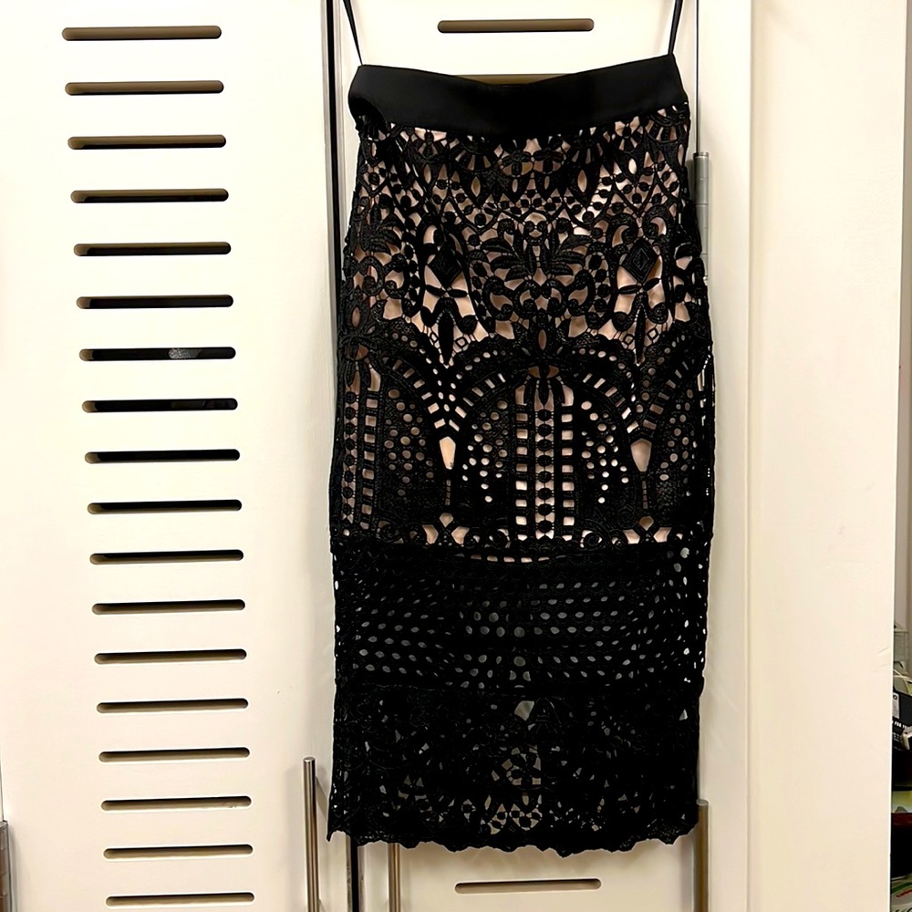 Ted Baker. Size 1. Black. Lace embroidery skirt. MIDI Length. Lined skirt.